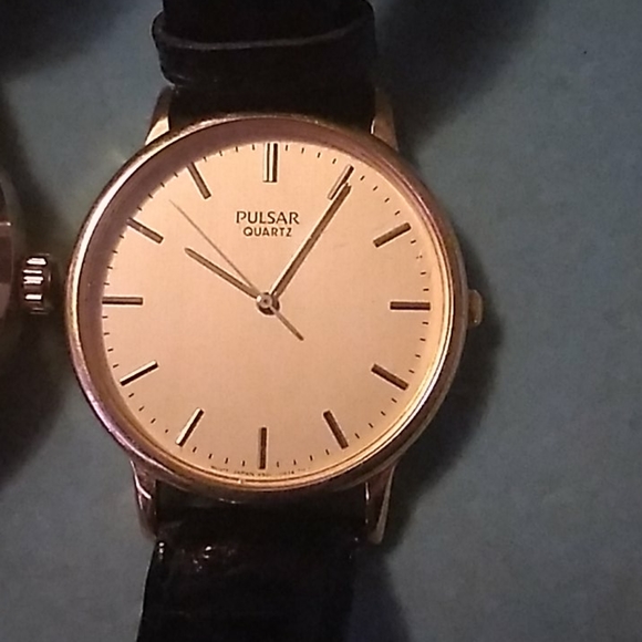 (Bundle 2) Pulsar Watch and a wind up Robotics